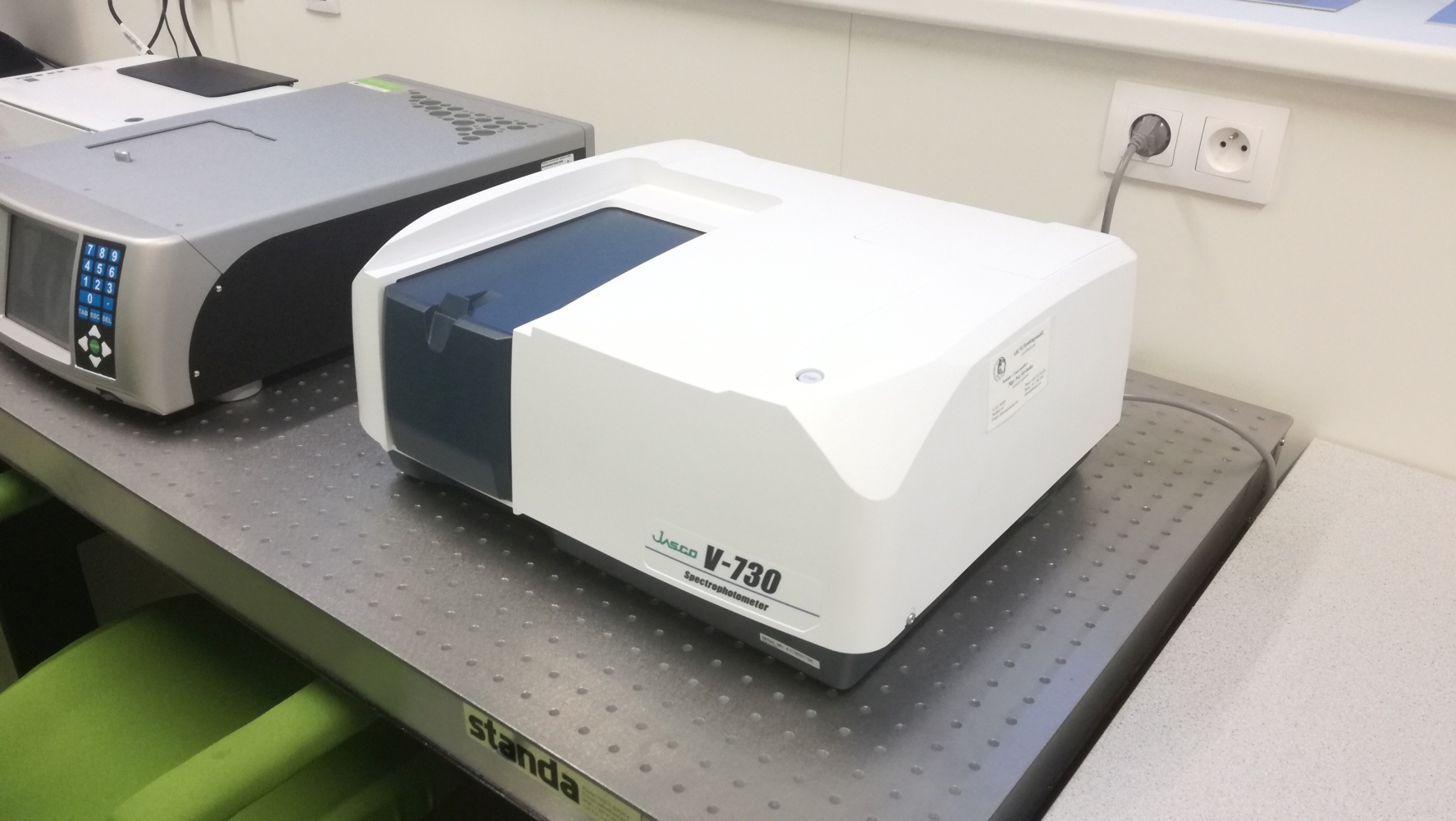 Ultraviolet-visible and near-infrared Spectrophotometer UV-Vis/NIR Spectrophotometer Jasco V-730 VUT CEITEC Biomaterials